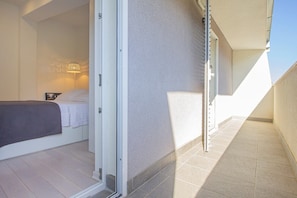 5 bedrooms, iron/ironing board, WiFi, bed sheets