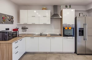 Kühlschrank, Mikrowelle, Ofen, Herdplatte