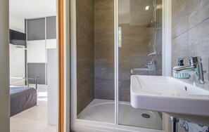 Badewanne, Haartrockner, Handtücher