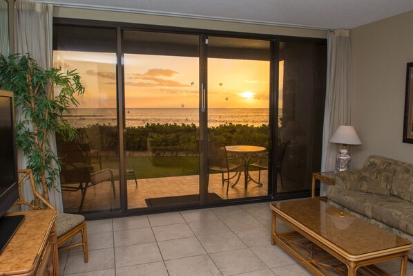 คอนโด, 2 ห้องนอน | ห้องนั่งเล่น | สมาร์ททีวี