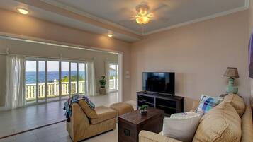 House, 2 Bedrooms | Living room | Smart TV, streaming services