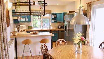 Een koelkast, een magnetron, een oven, een kookplaat