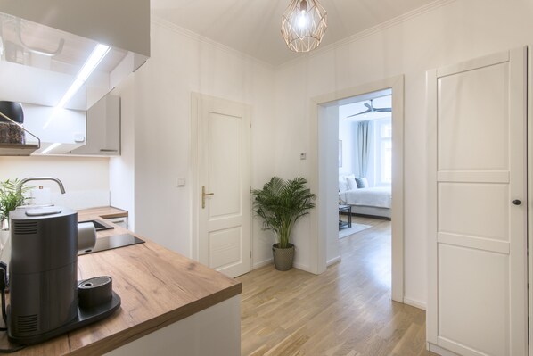 Réfrigérateur, four à micro-ondes, surface de cuisson, lave-vaisselle