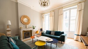 A living room with a fireplace, a sofa, a coffee table, and a couch. - Suite MASSAI MARA ideal for 4 people (Bordeaux)
