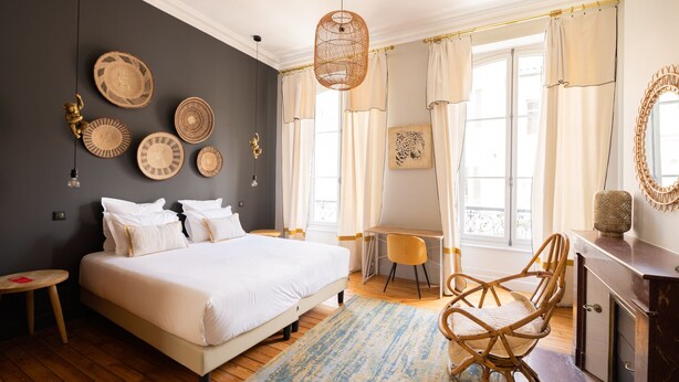 A bedroom with a large bed, a desk, a chair, and a dresser. - Suite MASSAI MARA ideal for 4 people (Bordeaux)