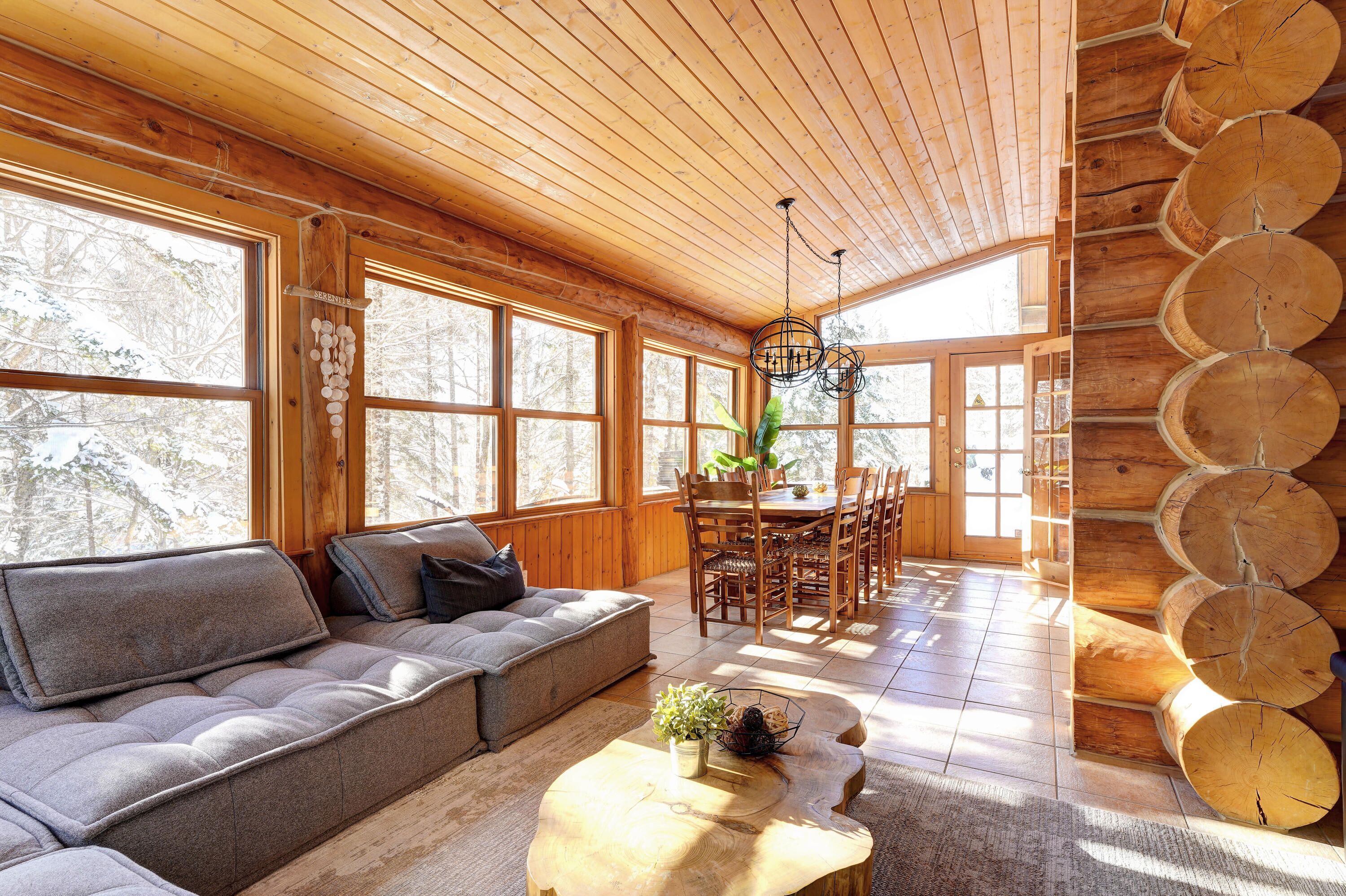 Televisión, chimenea, consola de videojuegos y reproductor de DVD 