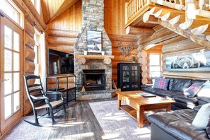 TV, fireplace, video game console, DVD player - Waterfront - Family, Pool & Spa (Mille-Isles)