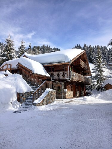 Apartment in a chalet in Les Saisies -100m from the slopes - Heart of the resort - 13 people