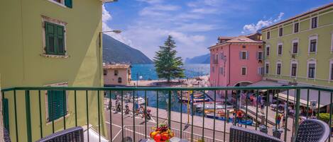Căn hộ dành cho gia đình, 2 phòng ngủ, ban công, cạnh hồ (Dogana Best Lake View) | Khu ẩm thực ngoài trời