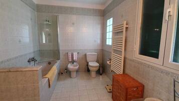 Leilighet | Bad | Kombinert dusj/badekar og dype avslapningsbadekar