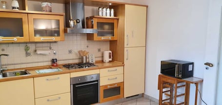Refrigerador, microondas, horno, cafetera/tetera