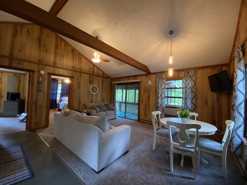 Cozy Waterfront Cabin on Rough River Lake