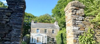 Yr Hen Ysgol - historic cottage in grounds of manor house
