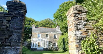 Yr Hen Ysgol - historic cottage in grounds of manor house