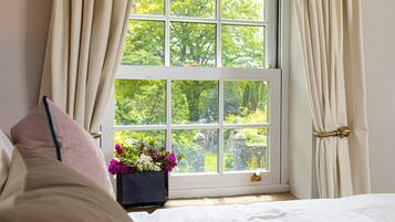 2 bedrooms, iron/ironing board, WiFi