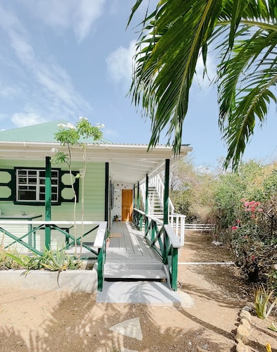 Aloe Cottage, Cute 2 Bedroom Caribbean Cottage with 2 Verandas