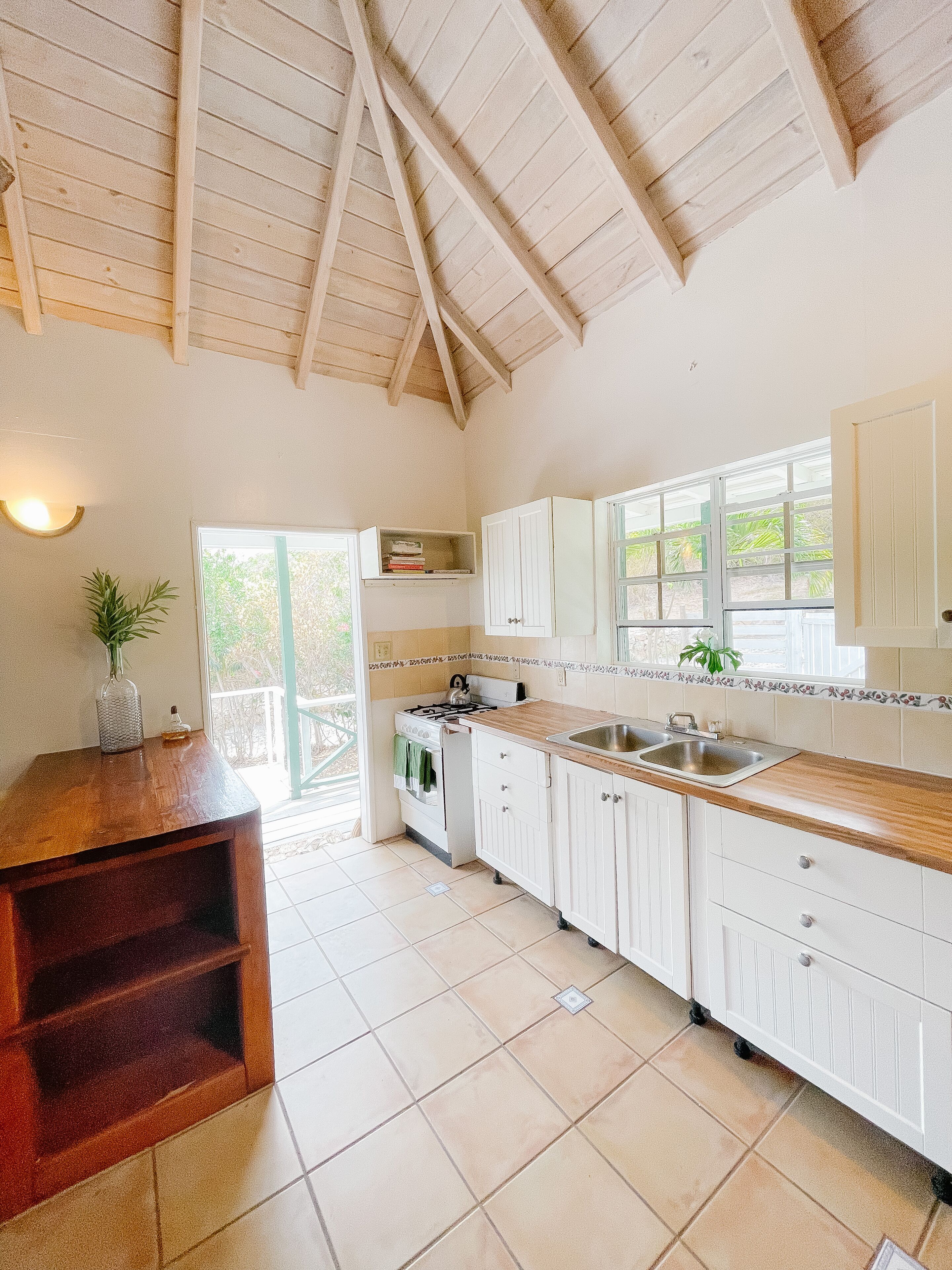 Fridge, oven, stovetop, coffee/tea maker