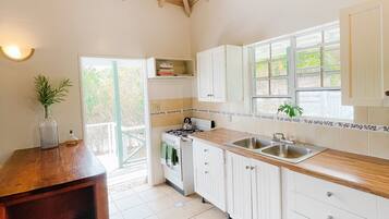 Fridge, oven, stovetop, coffee/tea maker