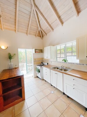 Fridge, oven, stovetop, coffee/tea maker