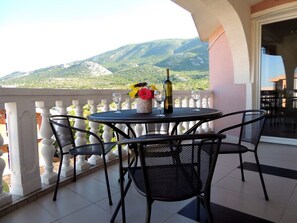 Outdoor dining - Tea Dream House in Croatia (Cesarica)