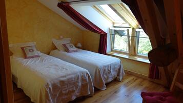 5 Schlafzimmer, Schreibtisch, kostenloses WLAN, Bettwäsche