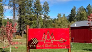 Señal para The Red Station Lodges con flechas direccionales.