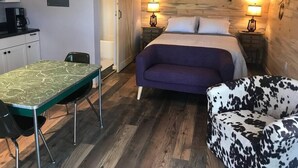 Una habitación acogedora con una cama, un escritorio y una silla.