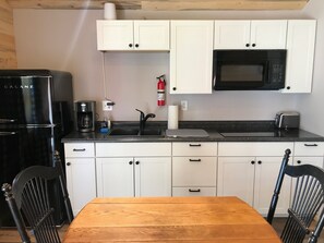 Refrigerador, microondas, parrilla de estufa y cafetera y tetera