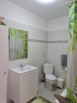 House, Multiple Beds | Bathroom | Combined shower/bathtub, deep-soaking bathtub, hair dryer, towels - Impeccable 2-bed House in Guía de Isora (Guia de Isora)