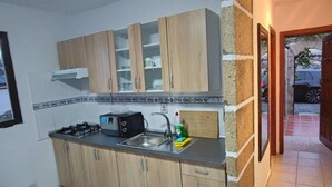 Wasserkocher mit Kaffee-/Teezubehör, Kühlschrank, Mikrowelle, Ofen