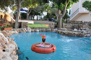 Una piscina al aire libre de temporada
