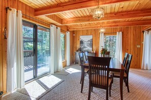 Dining - Hebron Cabin: 4 Bdrms |Sleeps8 (13 incl kids)| Hot tub * Pet Friendly (Fairmont Hot Springs)