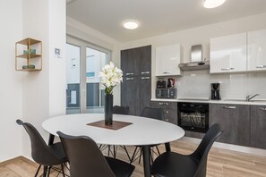 Een koelkast, een microgolfoven, een oven, een kookplaat
