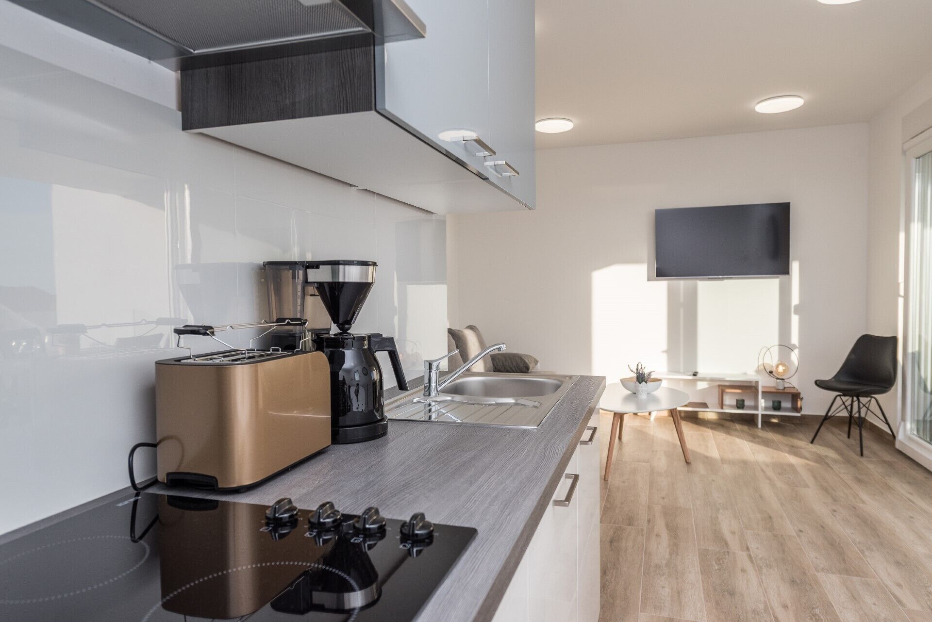 Frigorifero, microonde, forno, piano cottura