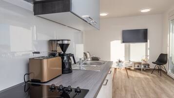 Frigorifero, microonde, forno, piano cottura
