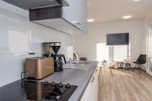 Kühlschrank, Mikrowelle, Ofen, Herdplatte