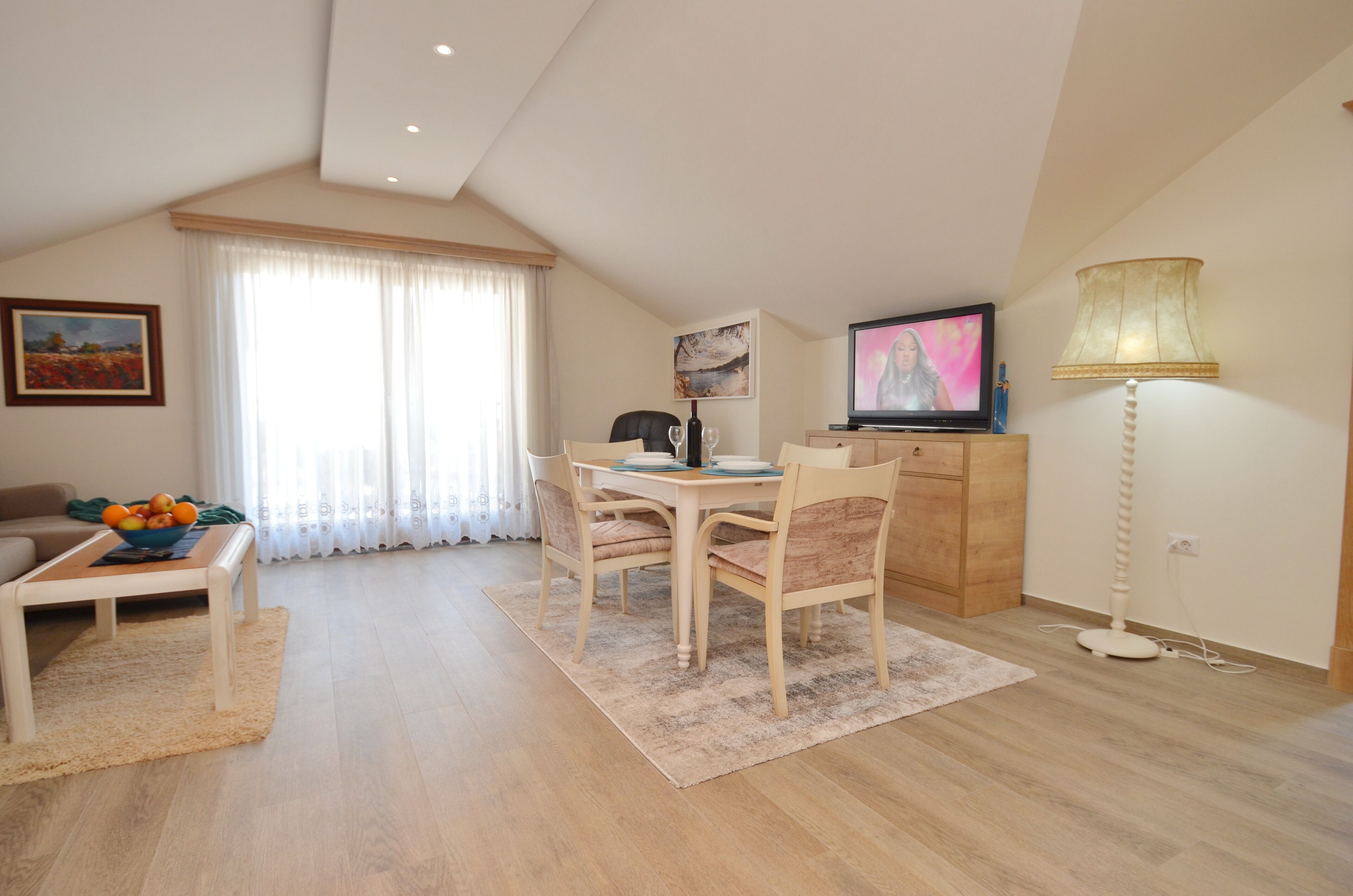 Departamento estándar | Decoración personalizada, muebles diferentes y escritorio 