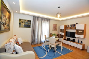 Individually decorated, individually furnished, desk, laptop workspace - Apartments Olive (Kotor)