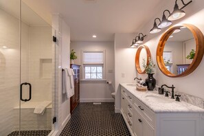 Shower, hair dryer, towels, soap - Gone Ski'Inn  - Pet Friendly! Minutes to ski slopes, golf course, tennis, shopping, and more! (Banner Elk)
