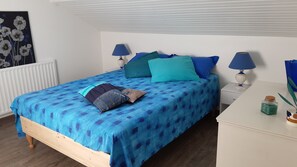6 Schlafzimmer, Schreibtisch, Bügeleisen/Bügelbrett, Reisekinderbett