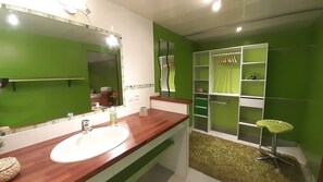 Badewanne, Haartrockner, Handtücher, Seife