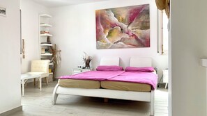 1 slaapkamer, een strijkplank/strijkijzer, gratis wifi, beddengoed