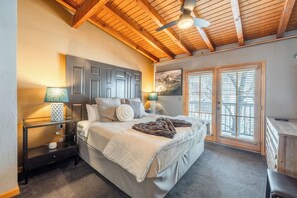 2 soverom, skrivebord, strykejern/-brett og reiseseng for barn