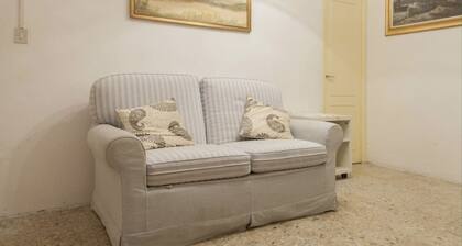 1 Bed Flat - Sleeps 2 - Parking