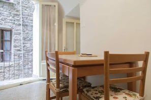 Apartamento | Cozinha privada | Geladeira, fogão