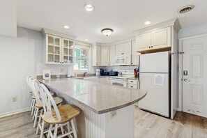 Kjøleskap, mikrobølgeovn, ovn og kokeplater