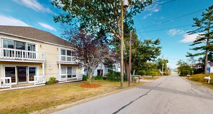 Cozy Beach Condo: Easy Walk to the Best Part of the Beach & Top Restaurants