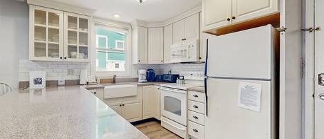 ثلاجة، ميكروويف، فرن، موقد طهي مسطح