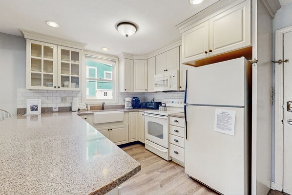 ثلاجة، ميكروويف، فرن، موقد طهي مسطح