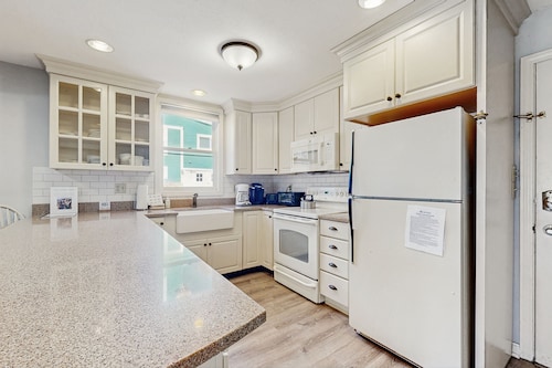 Cozy Beach Condo: Easy Walk to the Best Part of the Beach & Top Restaurants